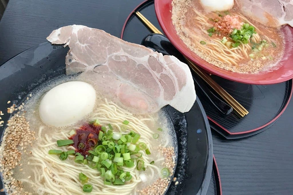河口湖「らーめん金行 富士山総本店」 屋台ラーメンの真骨頂! テントの中で熱々ラーメンを堪能