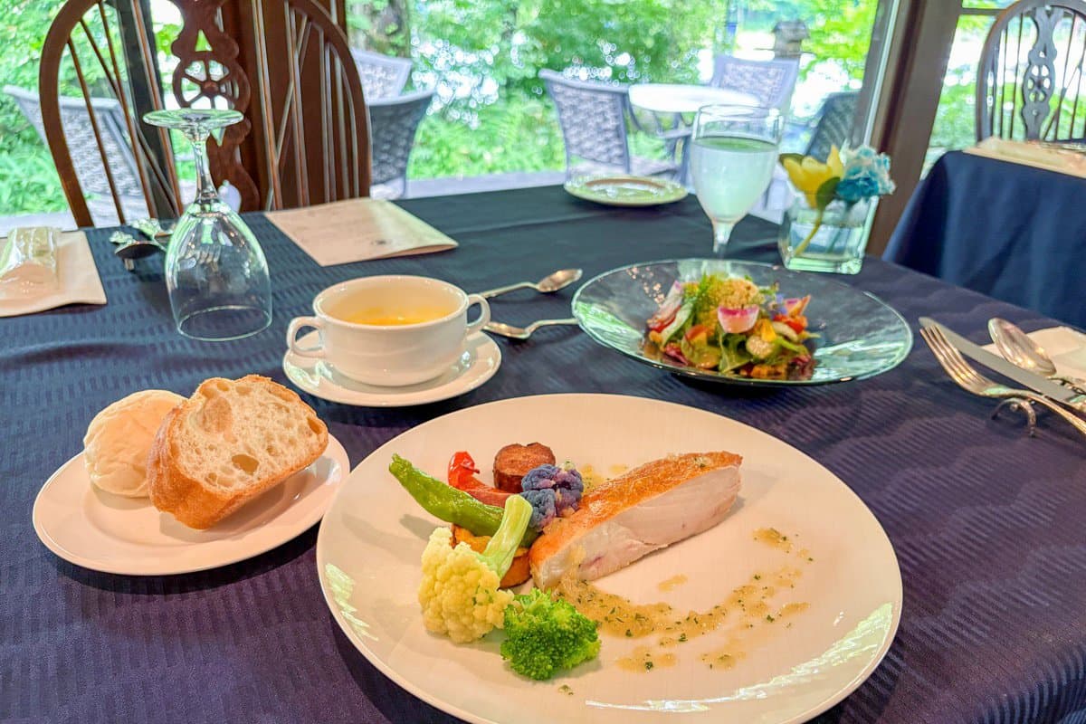 【Restaurant NEST / 清里・萌木の村】森の中の「ホテル ハット・ウォールデン」内のハーブ香る日帰りガーデンランチ2026年7月11日スタート