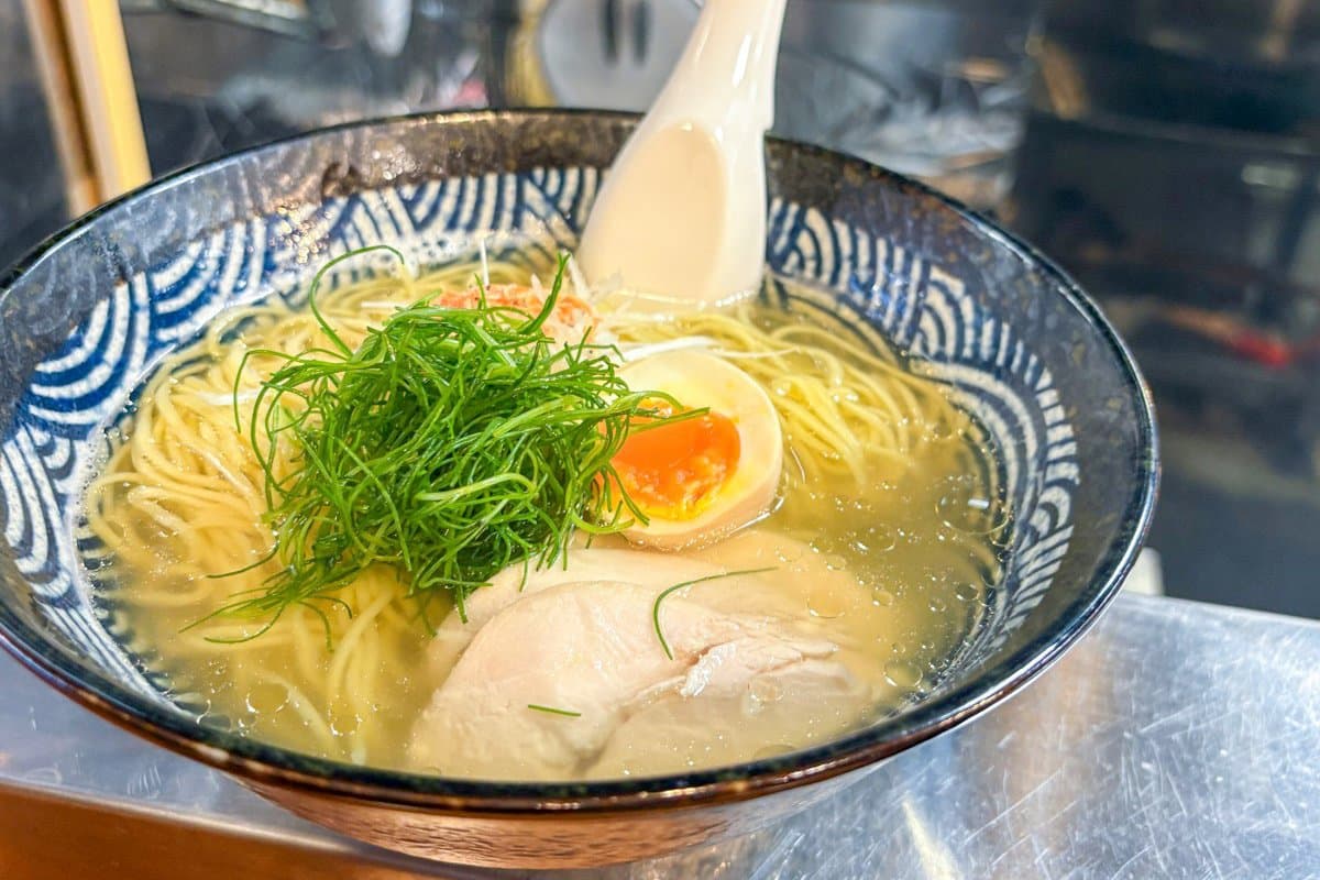 【鶏出汁中華そば 暁月 / 甲府市】丸鶏を炊いた美しすぎる鶏出汁清湯スープ!住宅街に佇む隠れ家の絶品ラーメン2026年9月4日オープン