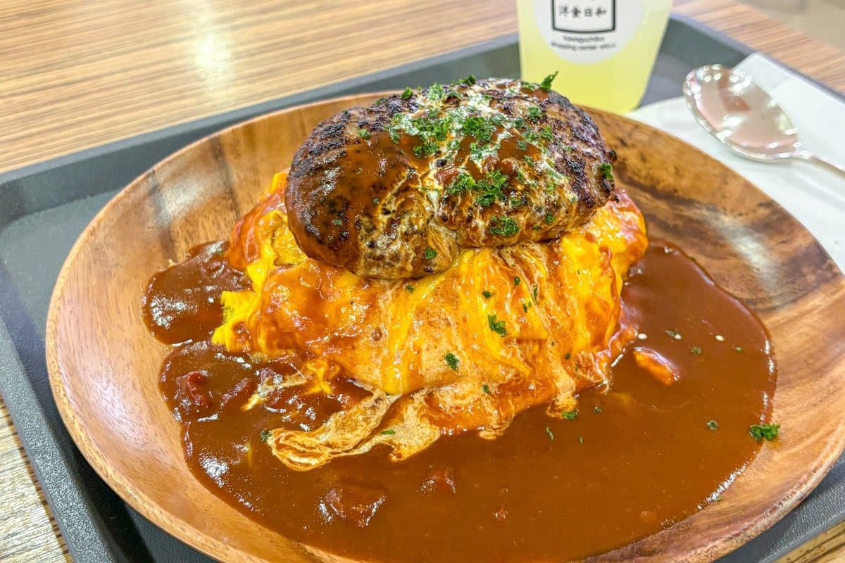 【洋食日和 / 富士河口湖町】八ヶ岳の名店フレンチシェフ監修!絶品オムライス&カレーをフードコートで堪能!!2026年7月19日オープン