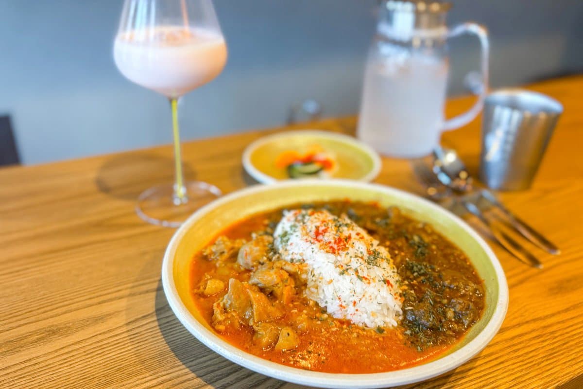 【sapan / 甲府市】昼はオリジナルのスパイスカレーランチ、夜はバーとして楽しめる小さなお店2026年8月13日オープン