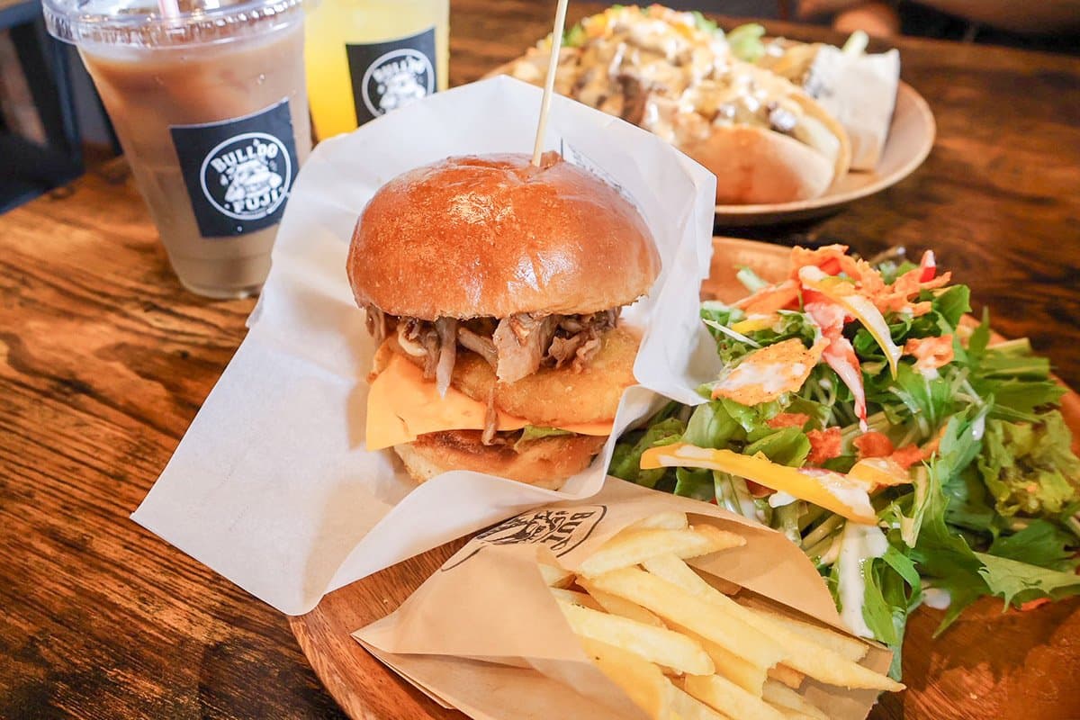 【BULLDO FUJI / 甲府市】アメリカ発絶品プルドバーガー&地産地消バーガーで肉好き大満足!2026年9月13日オープン