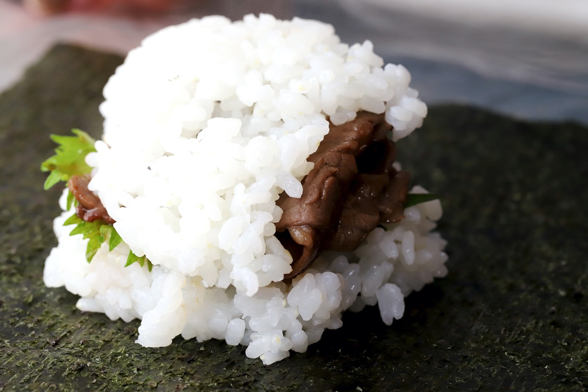 がっつりお肉のおにぎらずの作り方2