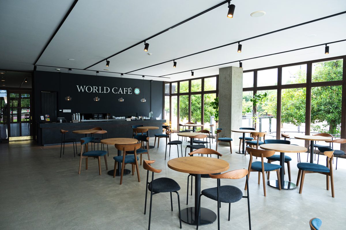 WORLD CAFE 小瀬スポーツ公園店 内観