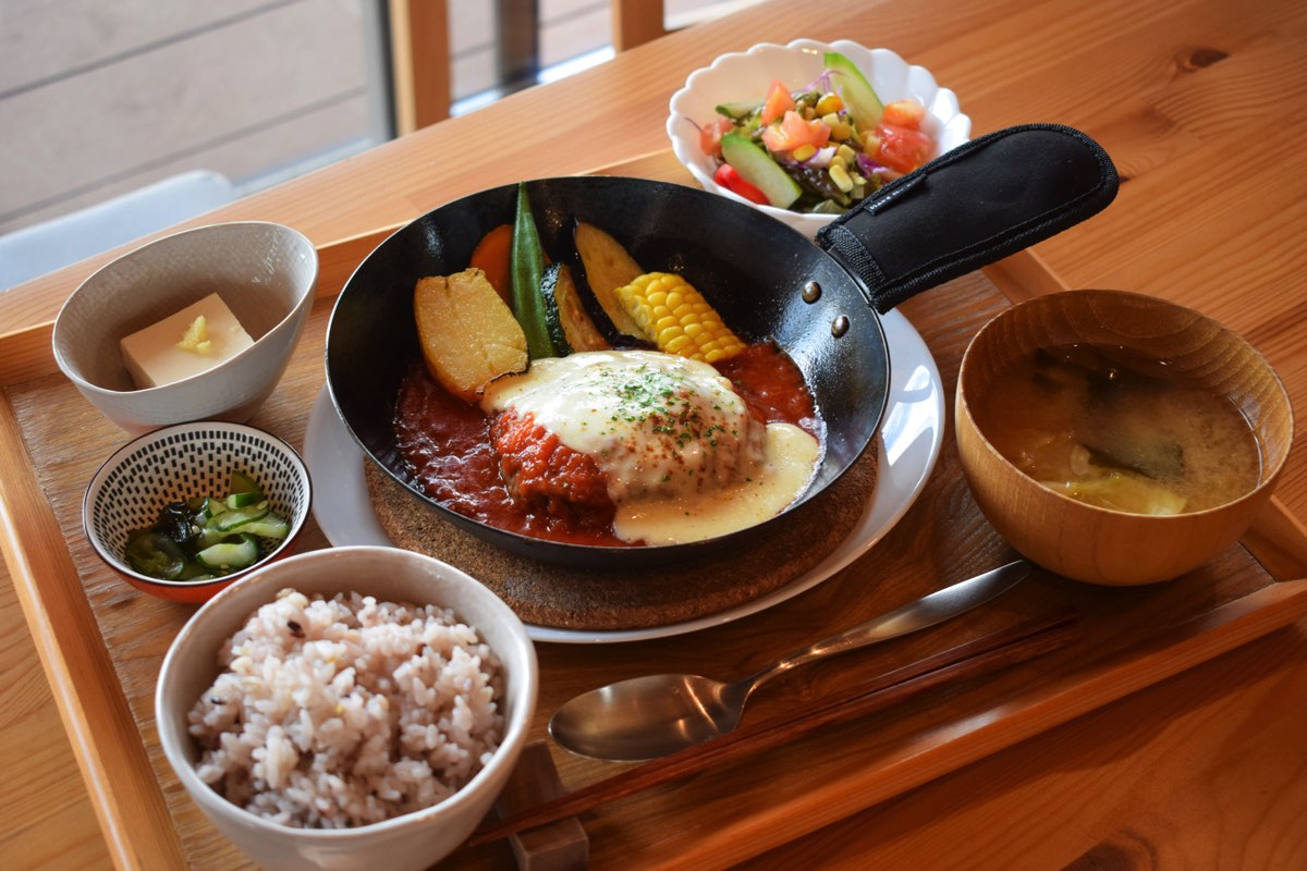 木の宮食堂 トマトチーズハンバーグ定食